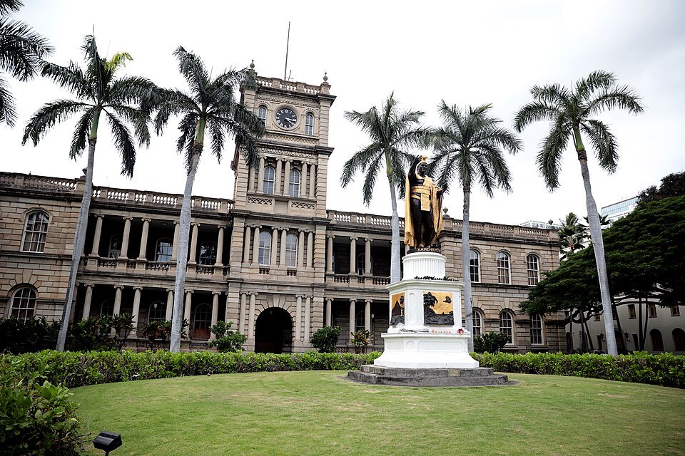 Kamehameha I, in gilded bronze, before Aliʻiōlani Hale