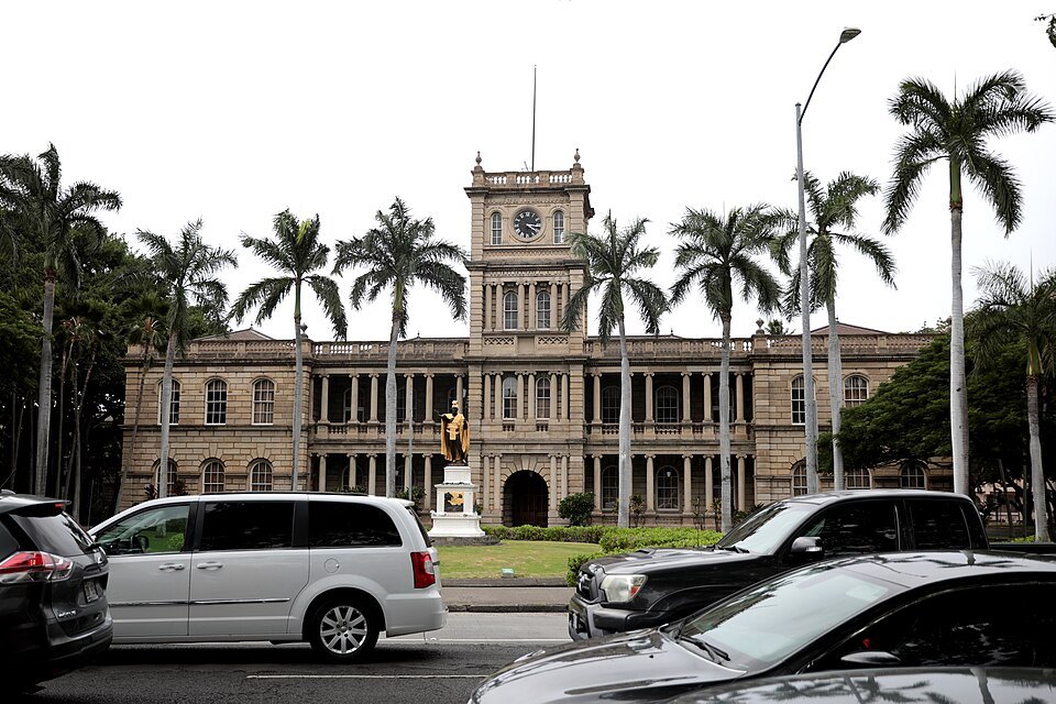 Aliʻiōlani Hale from King Street, the Kamehameha statue in front