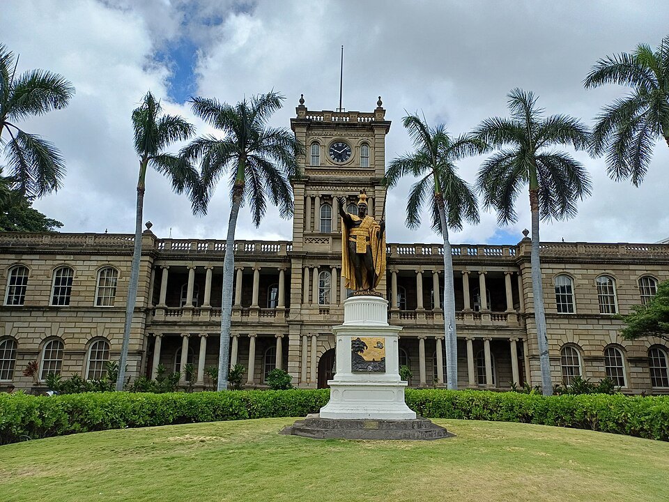 Aliʻiōlani Hale and the Kamehameha statue across the lawn