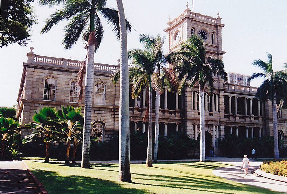 Aliʻiōlani Hale in afternoon light, palms along its front