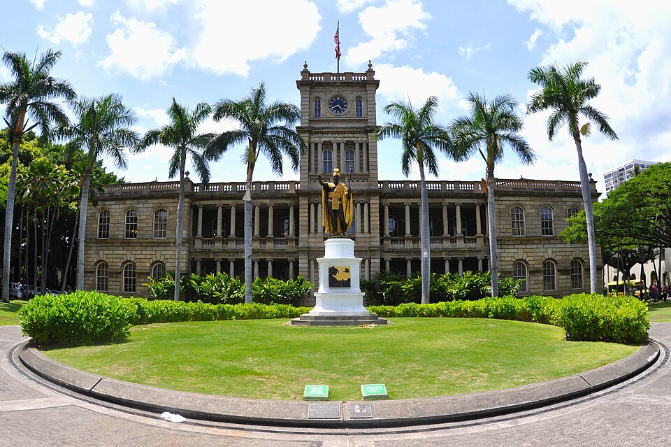 The front of Aliʻiōlani Hale, with the statue on its round lawn