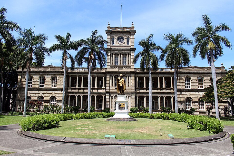 Aliʻiōlani Hale and the Kamehameha Statue