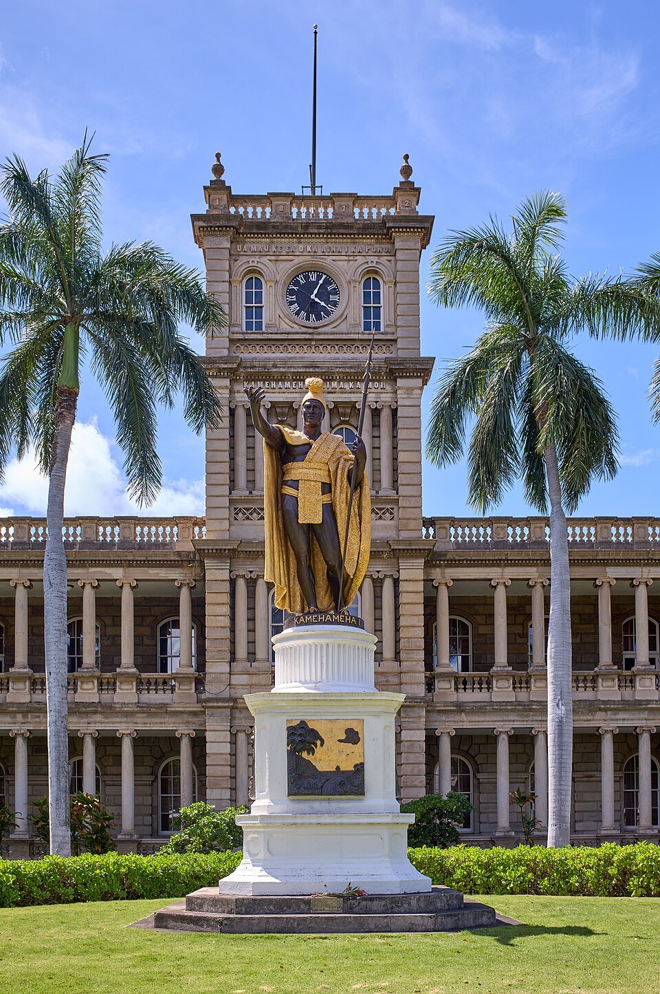 The gilded statue of Kamehameha I before the tower of Aliʻiōlani Hale