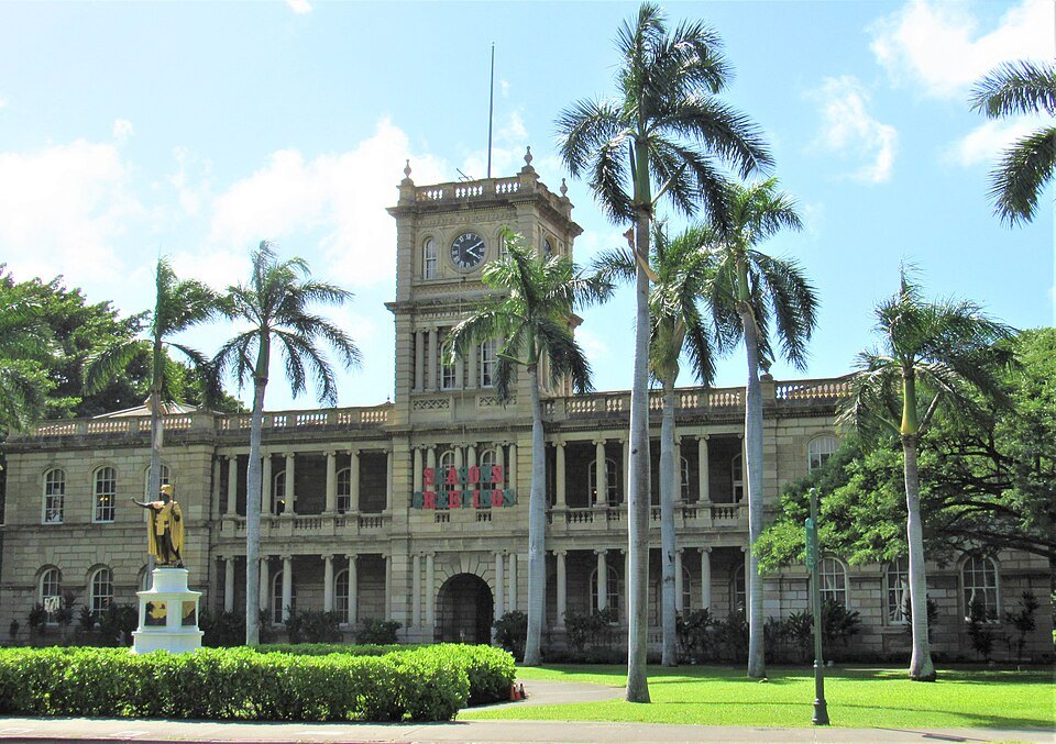 Aliʻiōlani Hale behind its royal palms