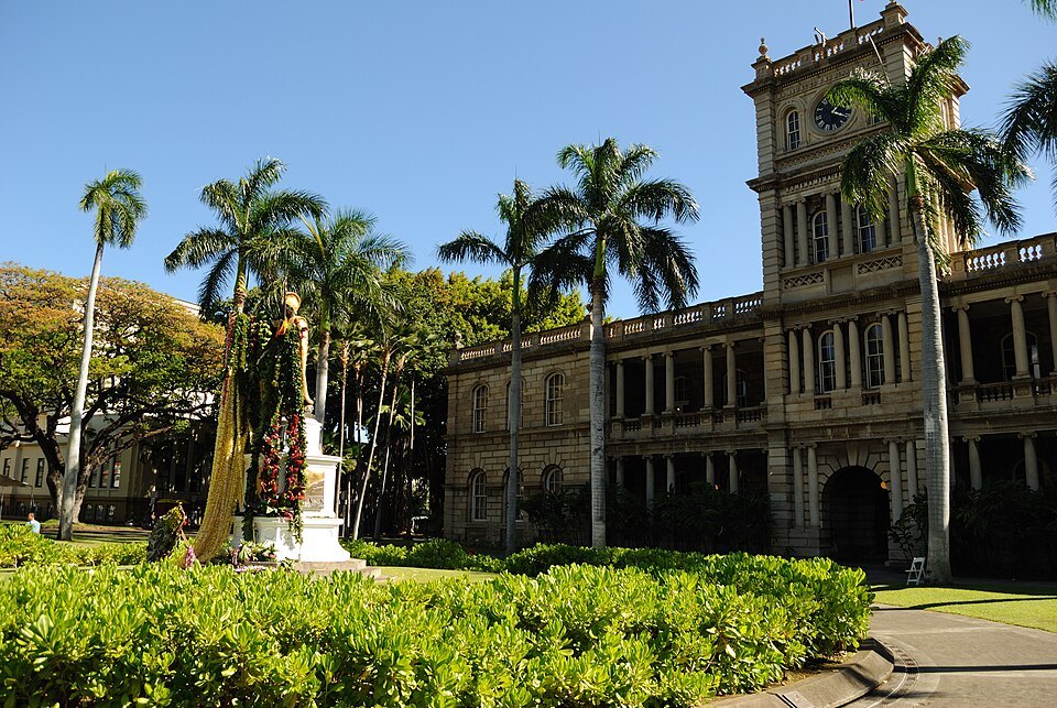 The Kamehameha statue and the arcaded wing of Aliʻiōlani Hale