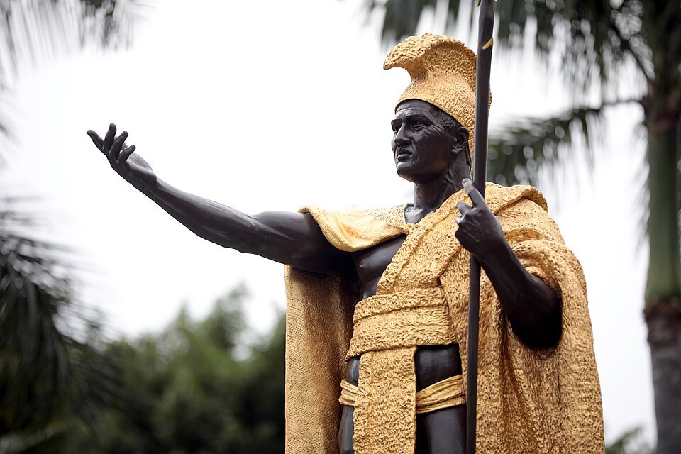 Kamehameha I in bronze and gold leaf, arm outstretched