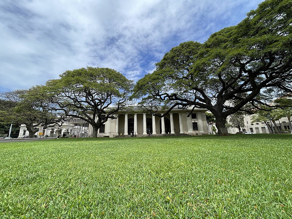 The Hawaiʻi State Library across its lawn on King Street