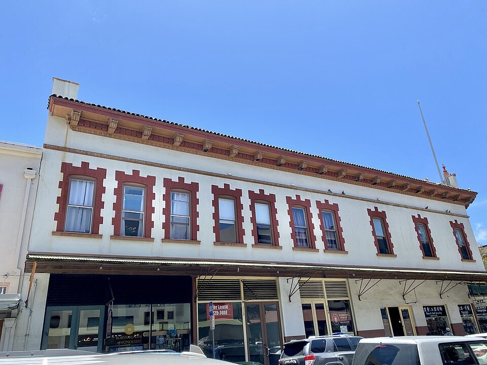 The Mendonca Building on Hotel Street, its windows picked out in red