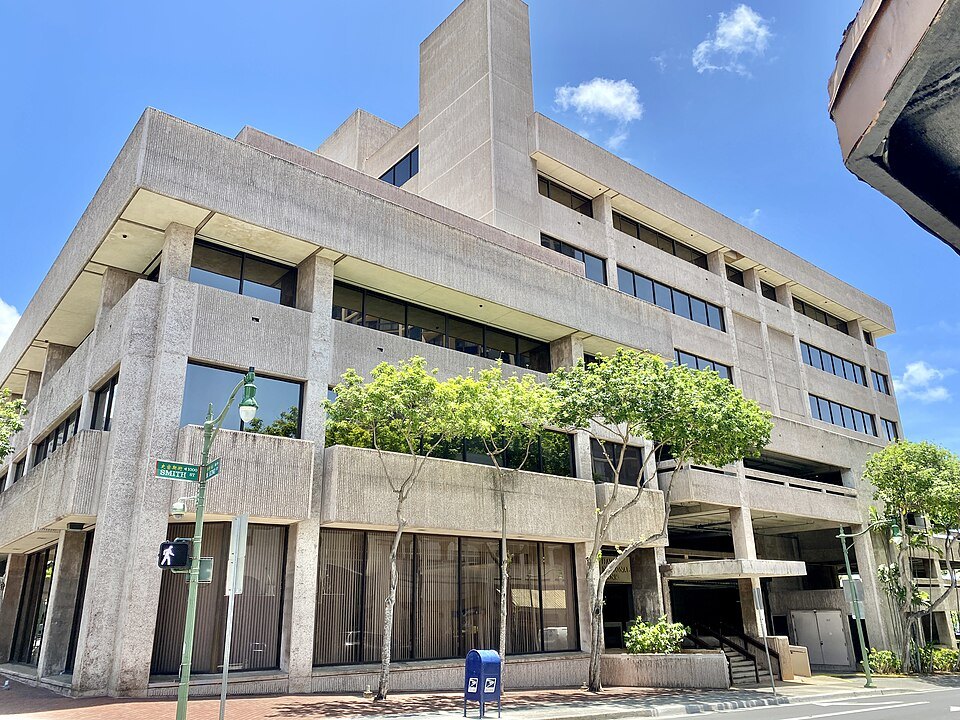 The concrete Hawaii National Bank Building at King and Smith streets
