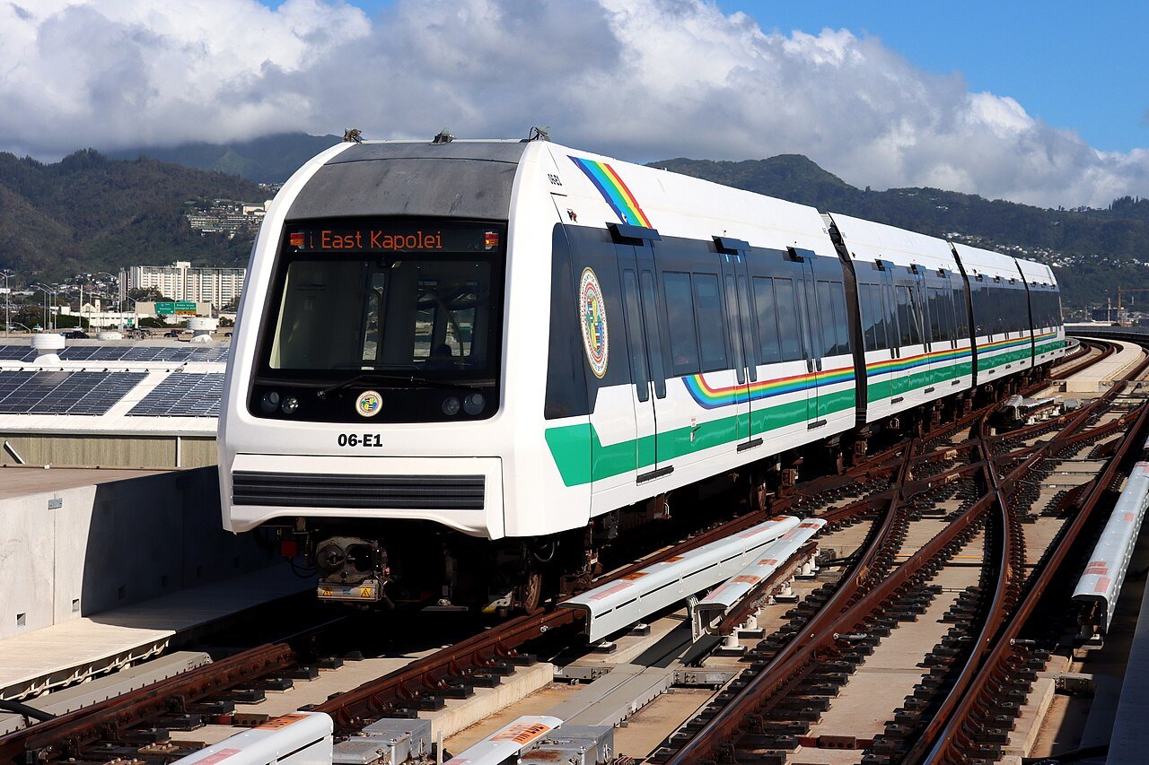 How do you get from Honolulu airport to Waikīkī without a car?