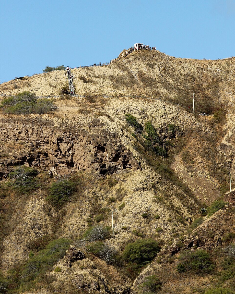 The summit ridge of Diamond Head, with the trail climbing it