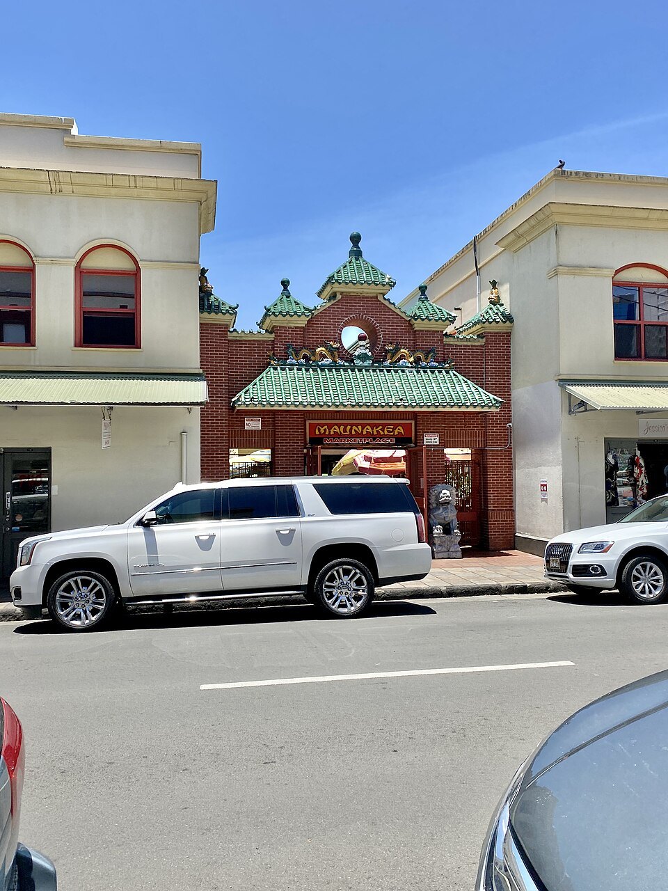 The entrance to Maunakea Marketplace from Maunakea Street