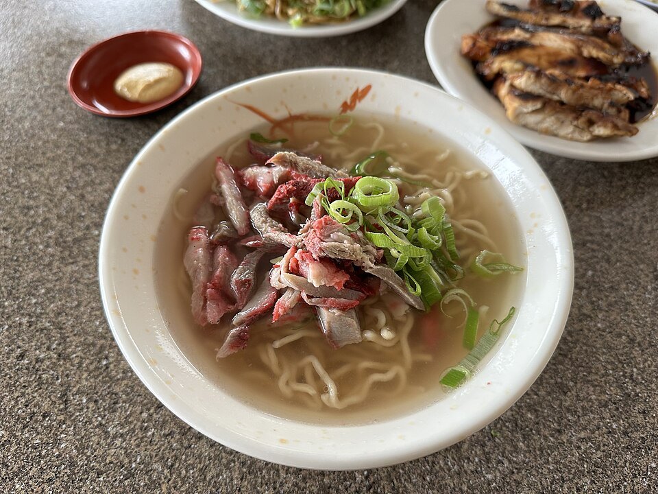 A bowl of saimin at Sekiya's, with green onion and char siu