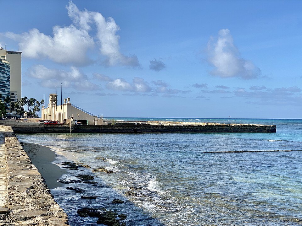 The Natatorium's seawall and the reef off Kapiʻolani Park