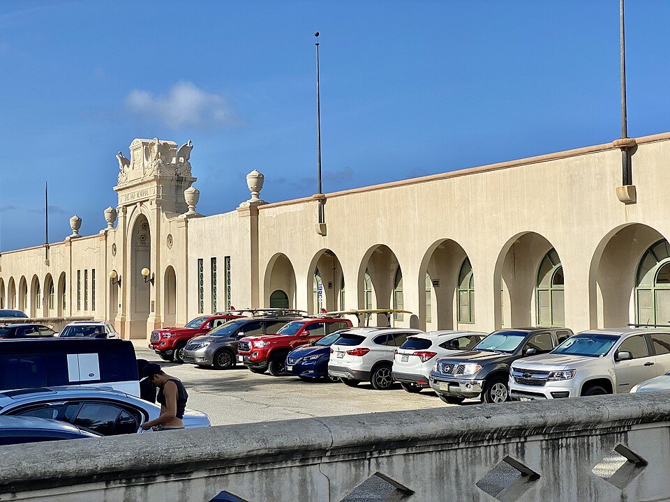 The Natatorium's arcaded façade on Kalākaua Avenue