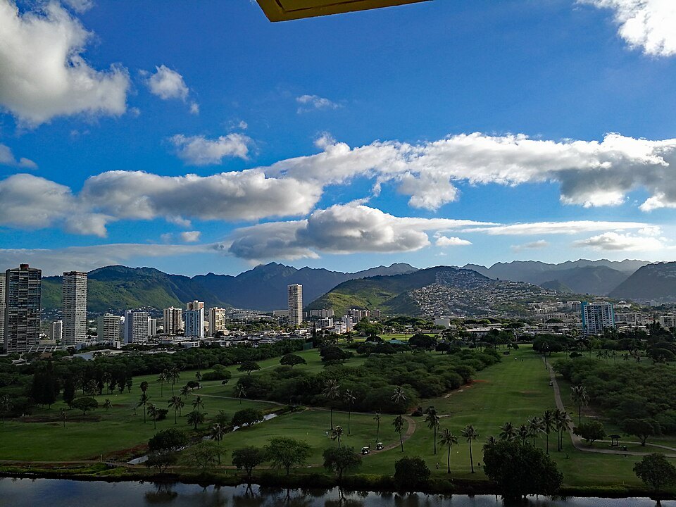 The green valleys behind the city, seen across the Ala Wai golf course