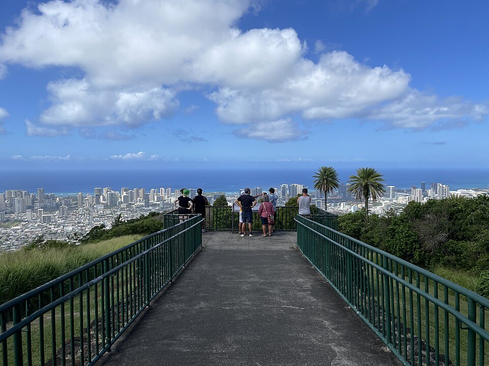 The lookout walkway at Puʻu ʻUalakaʻa, the city below