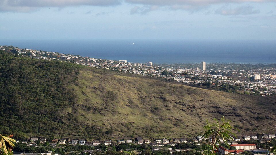 The green slope below Puʻu ʻUalakaʻa, the shore and the ocean beyond