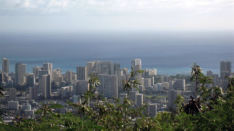 Waikīkī's towers from Puʻu ʻUalakaʻa, the ocean beyond