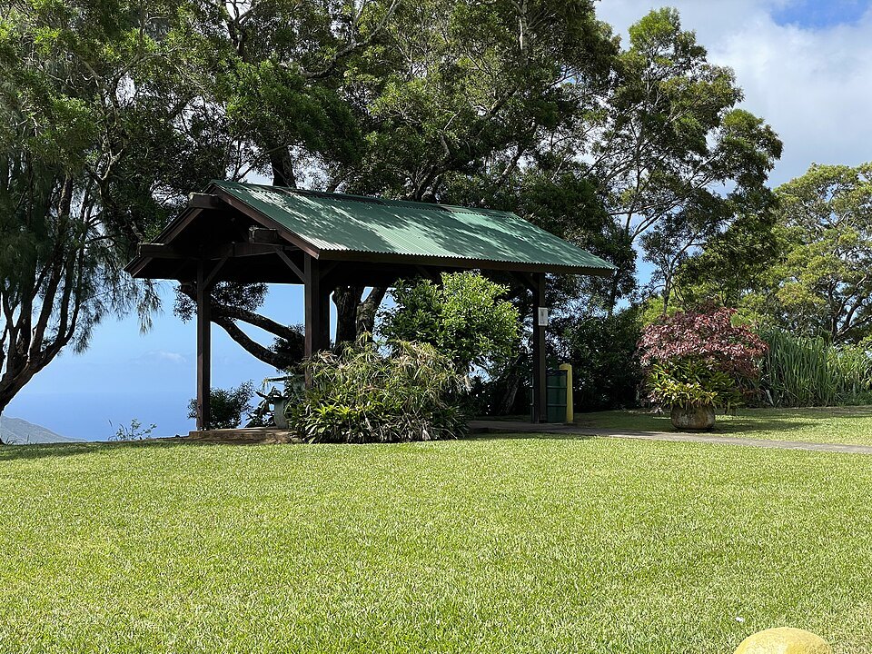 The shelter on the lawn at Puʻu ʻUalakaʻa