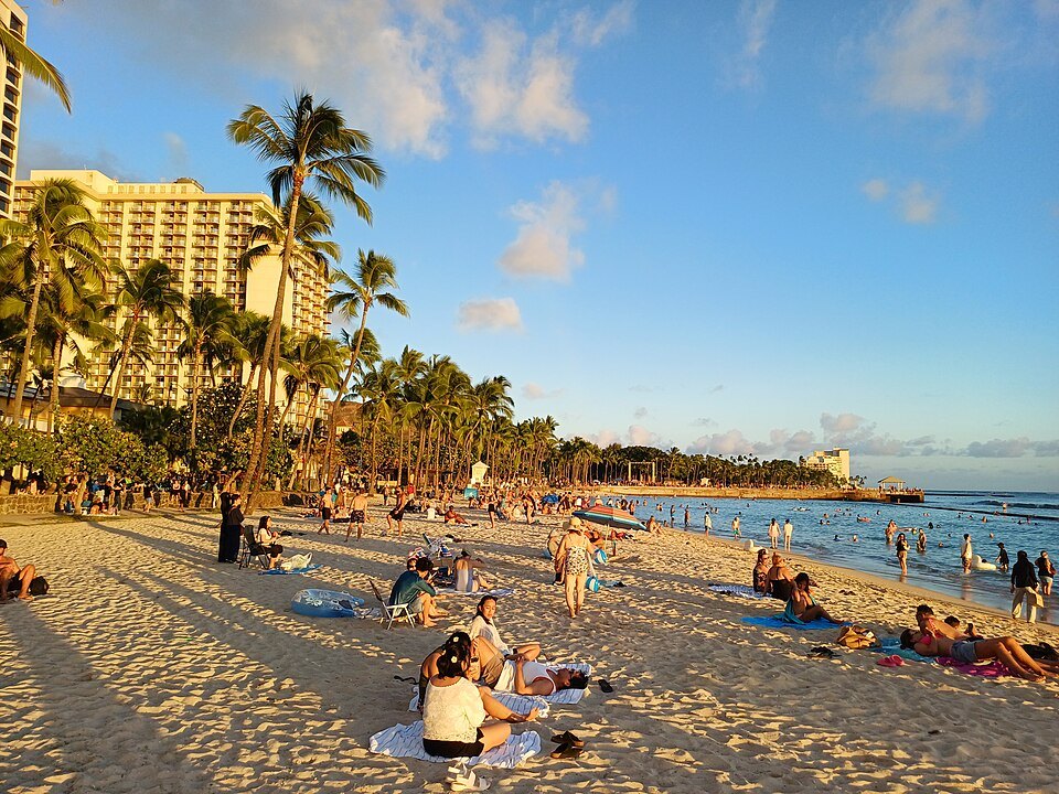 Late sun on Kūhiō Beach and its sunbathers