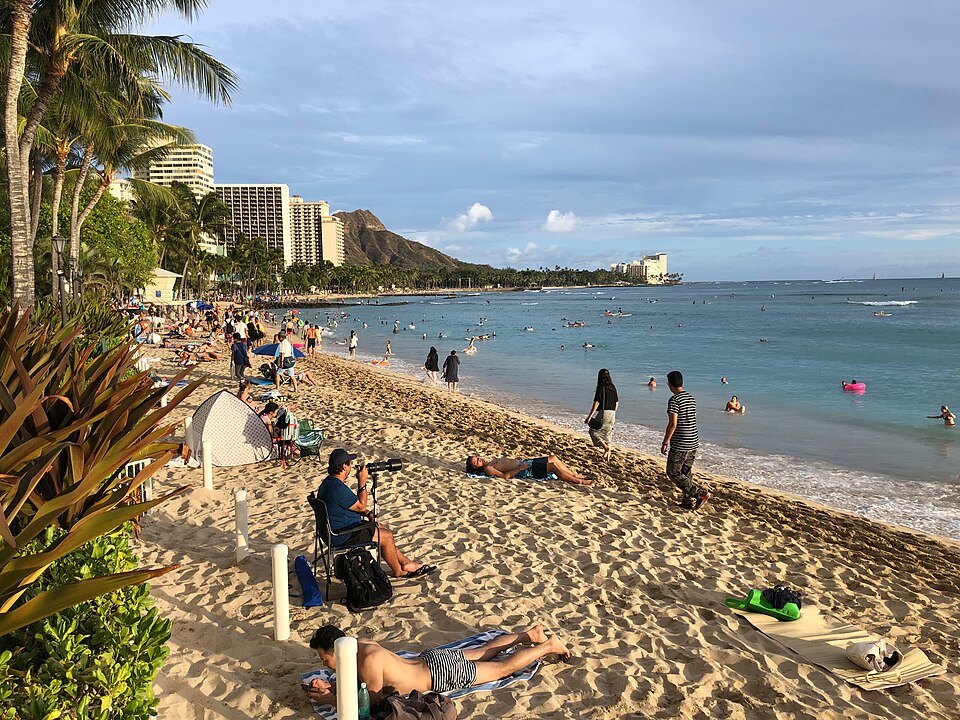 Waikīkī Beach toward Diamond Head, busy in the afternoon